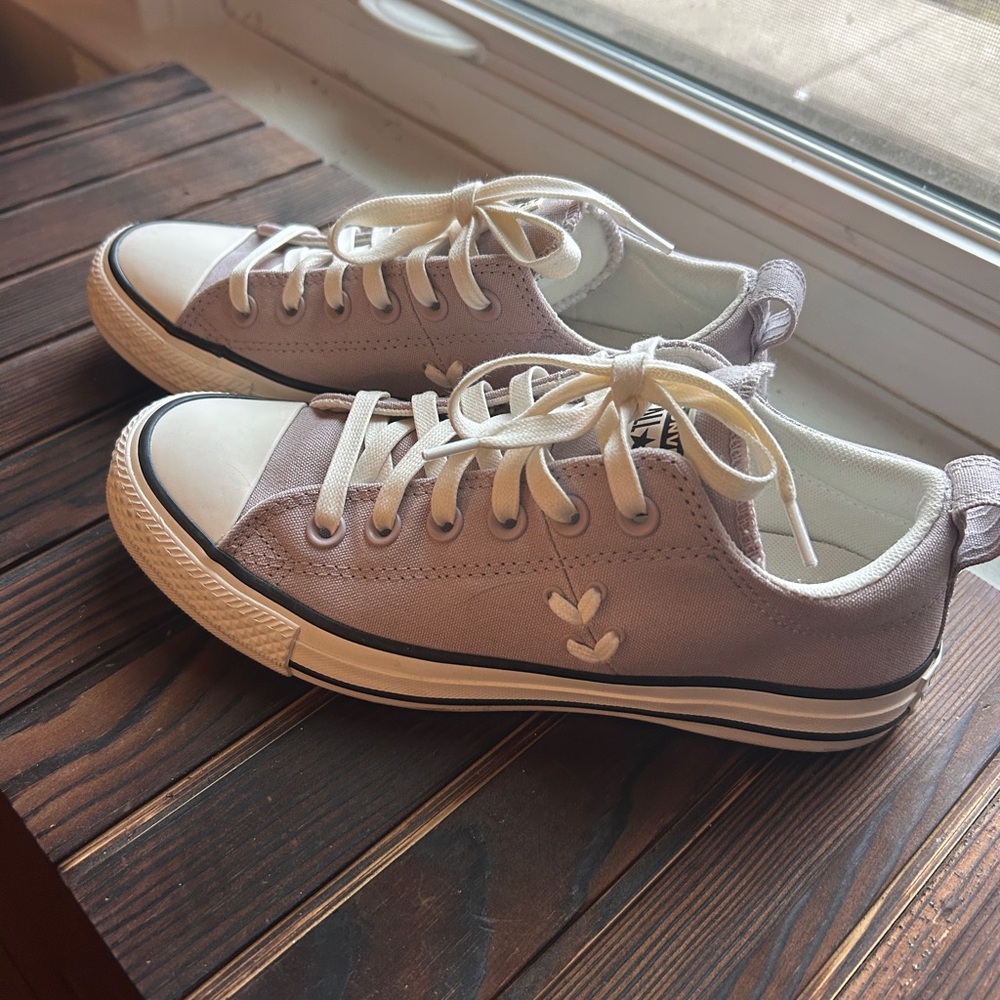 Converse Low Top Women’s Size 7